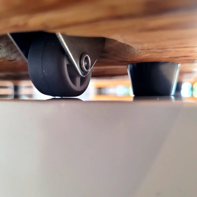 Gleitbrett / Rollbrett aus Massivholz für Thermomix, Detail Funktion der Rollen